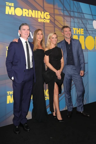 Dženifera Anistone kopā ar kolēģiem Billiju Krudapu, Rīzu Viterspūnu un Marku Duplasu seriāla “Rīta šovs” 4. sezonas pirmizrādes vakarā Ņujorkā.