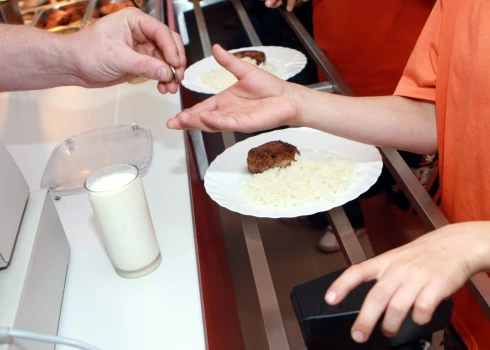 No novembra Salaspils pašvaldība apmaksās tikai pusi no 5.-12. klašu skolēnu ēdināšanas izdevumiem.