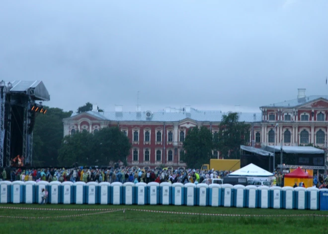 Толпы зрителей на концерте Prāta vētra и дожди испортили газон у Елгавского дворца - его восстановят за 14 000 евро