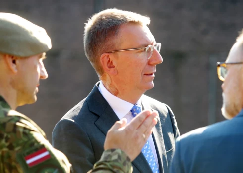 Шея президента была заклеена с правой стороны.