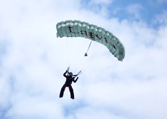 Клиенты скандалят: из-за закрытия воздушного пространства пострадал клуб парашютистов в Даугавпилсе
