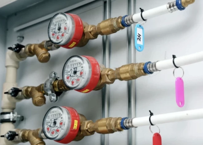 Rīdzinieku mājokļos uzstādīs viedos ūdens skaitītājus. Vai par tiem būs jāmaksā?