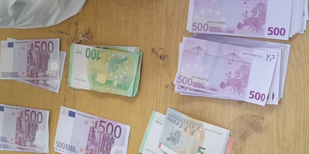 Jebkurai personai ir pienākums deklarēt skaidru naudu, kuras summa ir 10 000 eiro vai vairāk.