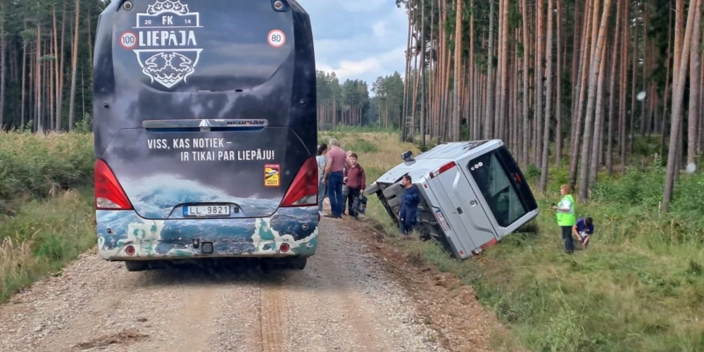  Kuldīgas novada Skrundas pagastā noticis ceļu satiksmes negadījums – skolēnu autobuss ieslīdējis grāvī. 