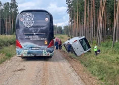 Kuldīgas novadā grāvī ieslīdējis skolēnu autobuss