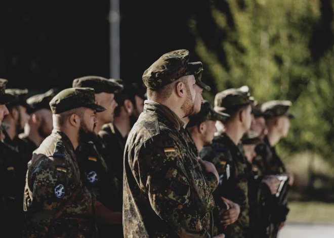 Vācija sāk stiprināt savu armiju; domā arī par obligātu karaklausību