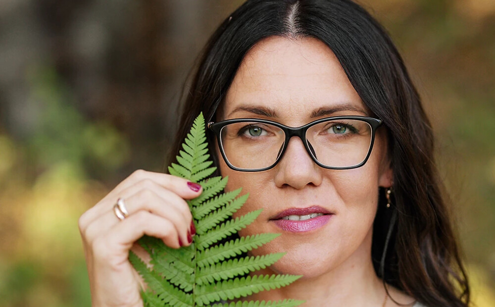 Ar basām kājām tuvāk dabai - pirmā meža terapijas pavadone Laura Sarkanābola