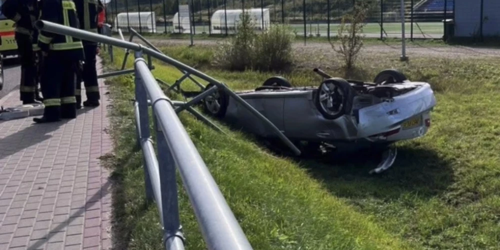 Rēzeknē futbola spēles laikā stadiona žogā iebrauc iereibis šoferis.