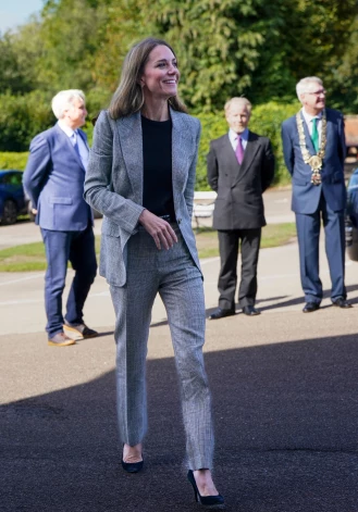 Принцесса Кэтрин посетила ткацкую фабрику Sudbury Silk Mills в Судбери (Суффолк) — семейное предприятие, которое более 300 лет находится в авангарде жаккардового ткачества и является важной частью британской текстильной индустрии.