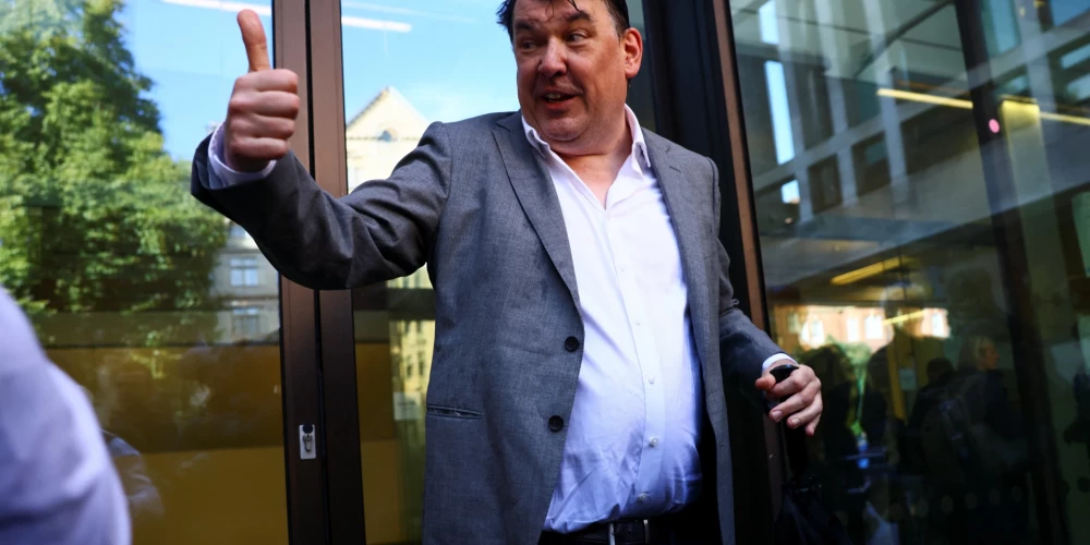 Īru rakstnieku Greiemu Lainenu sauc tiesas priekšā par ieteikumu vīriešiem, kas lien sieviešu ģērbtuvēs un tualetēs, iespert “pa olām”. r Graham Linehan, who has been charged with harassment and criminal damage involving a transgender activist, gestures outside Westminster Magistrates' Court, in London, Britain, September 4, 2025. REUTERS/Jack Taylor