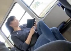 "Cūka tāda!" Cilvēkus pārsteidz divu sieviešu uzvedība tramvajā Rīgā. VIDEO