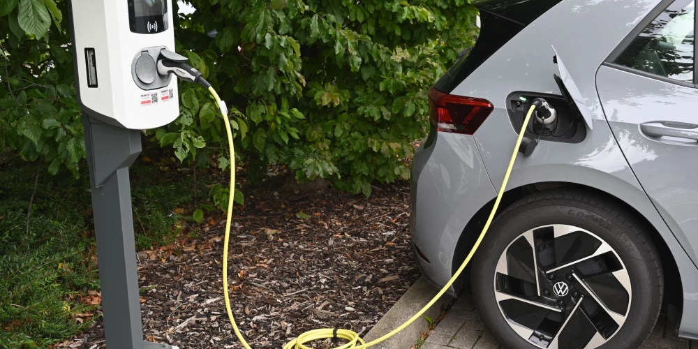 Aptuveni 70% no pasaulē saražotajiem elektroauto akumulatoriem pērn izgatavoti Ķīnā.
