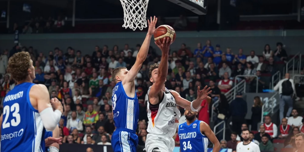 Vācijas basketbolisti Rīgā kļūst par pirmajiem Eiropas čempionāta finālistiem.