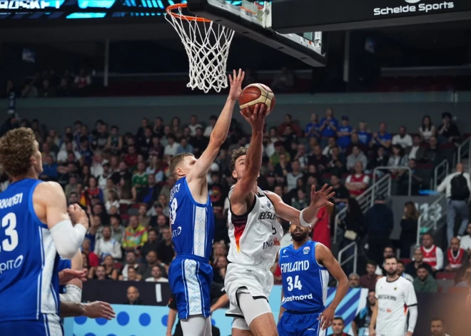Vācijas basketbolisti Rīgā kļūst par pirmajiem Eiropas čempionāta finālistiem.