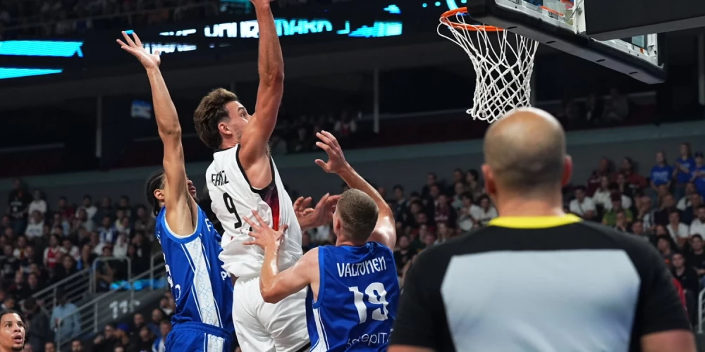 Vācijas basketbolisti Rīgā kļūst par pirmajiem Eiropas čempionāta finālistiem.