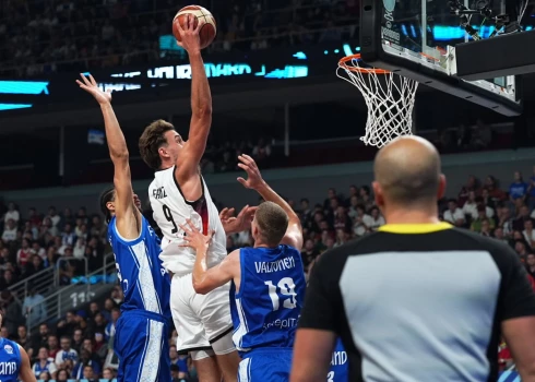 Vācijas basketbolisti Rīgā kļūst par pirmajiem Eiropas čempionāta finālistiem.