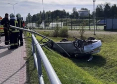 В Резекне во время футбольного матча пьяный водитель врезался в ограждение стадиона