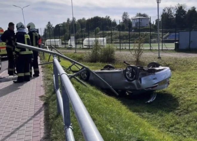 В Резекне во время футбольного матча пьяный водитель врезался в ограждение стадиона