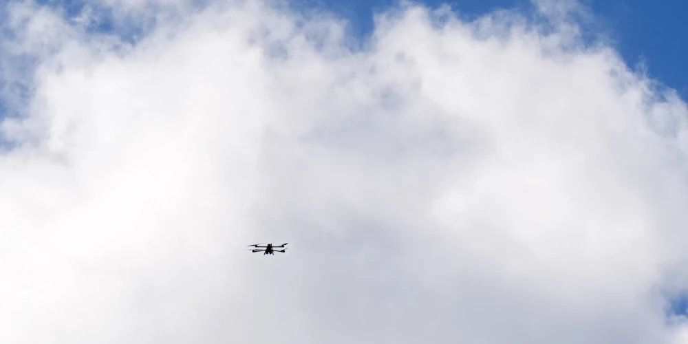 Saeimā virza grozījumus, kas ļautu dronus notriekt arī apsardzes darbiniekiem.