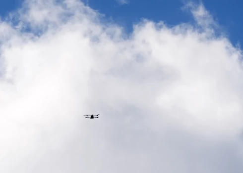 Saeimā virza grozījumus, kas ļautu dronus notriekt arī apsardzes darbiniekiem.