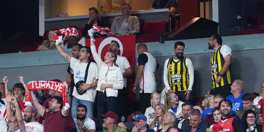 Turcijas basketbolisti izcīna ceļazīmi uz finālu.