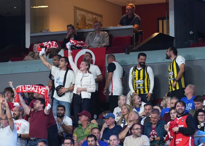 Turcijas basketbolisti izcīna ceļazīmi uz finālu.