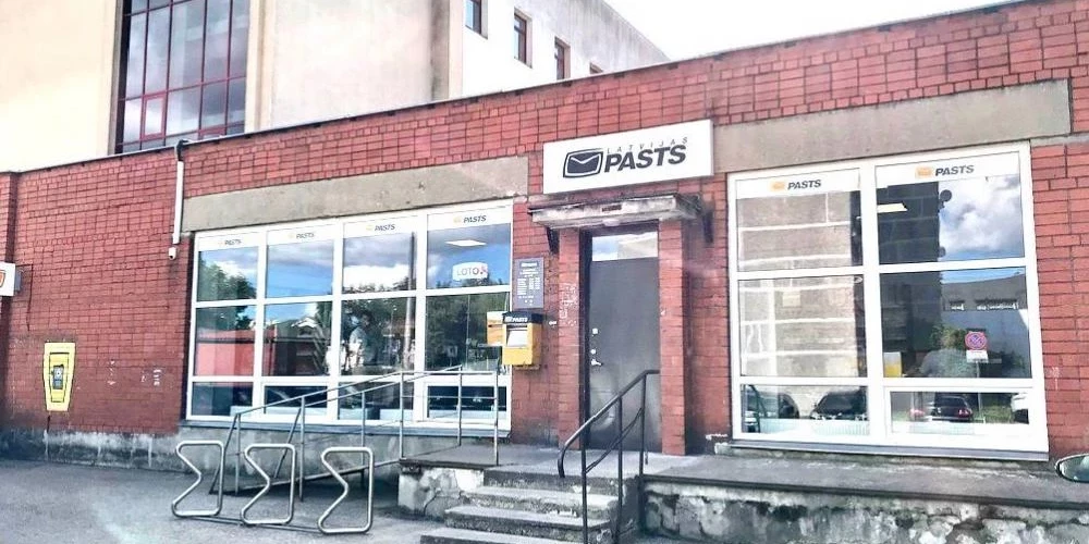Daugavpils Jaunbūves pasta nodaļa atrodas pēc skata necilā pirms pusgadsimta celtā “padomju stila” ēkā, bet pilsētniekiem šī ir viena no retajām vietām, kur vēl klātienē var saņemt pasta pakalpojumus.