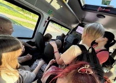 В прошлую пятницу вечером последний автобус из Вентспилса в Кулдигу был настолько переполнен, что нескольким пассажирам пришлось остаться на дороге.