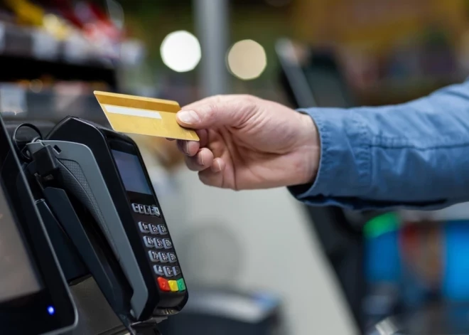 Система упала, заплатить невозможно. Разумно ли в Латвии отказываться от наличных денег?