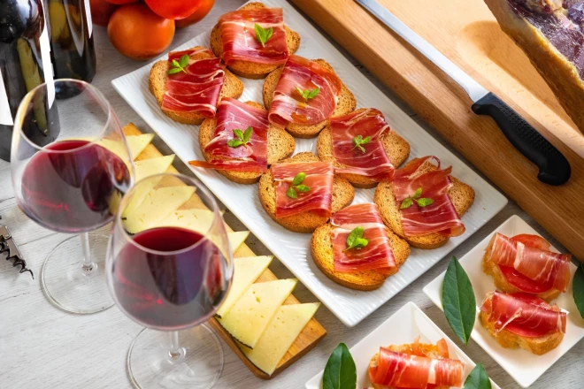 Бокал вкуснейшего вина и тапас (закуски) - великолепное сочетание!