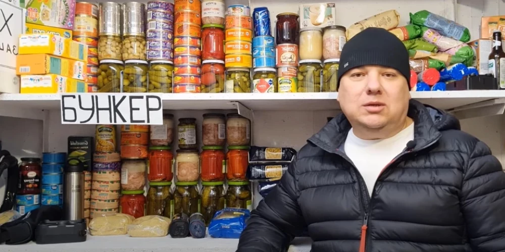 Мужчина намеревается пережить ядерный удар, а потому репетирует эвакуацию во время ракетной угрозы.