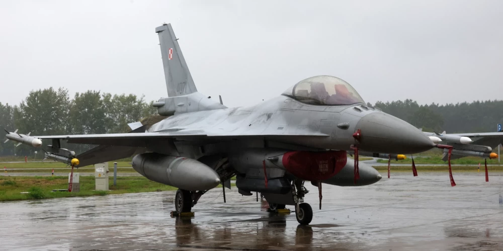 Polijas gaisa spēku iznīcinātājs F-16 32. Taktiskajā aviobāzē Polijas premjerministra Donalda Tuska (attēlā nav redzams) vizītes laikā 2025. gada 11. septembrī.