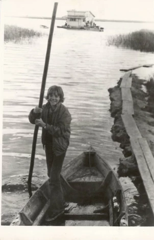 Putnu pētnieks kopš puikas gadiem – Uģis 1977. gadā Bioloģijas institūta Engures ezera bāzē. Fonā – slavenā ornitologu peldošā māja.