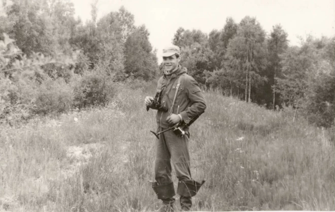 1981. gads, vasara pēc vidusskolas pabeigšanas, Nagļu apkaime. Rokās Uģis tur tēva dāvināto binokli: “Mežs ir mana darba vieta jau no studiju gadiem, tur ir fantastiski, tik daudz visa kā interesanta.”