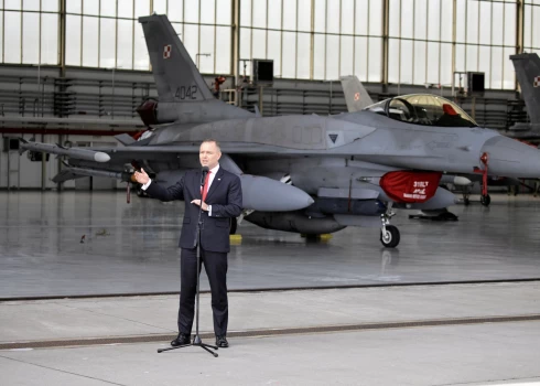 Президент Польши Кароль Навроцкий посетил 31-ю тактическую авиабазу на следующий день после нарушения воздушного пространства страны российскими дронами.
