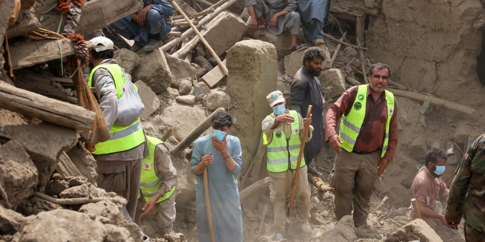 Glābēji, meklējot drupās izdzīvojušos, pret sievietēm izturējās kā neredzamām.