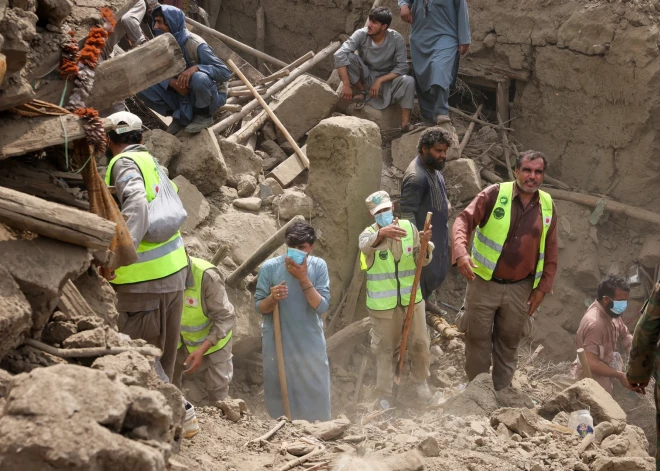 Talibi Afganistānā pamet sievietes mirt zem drupām