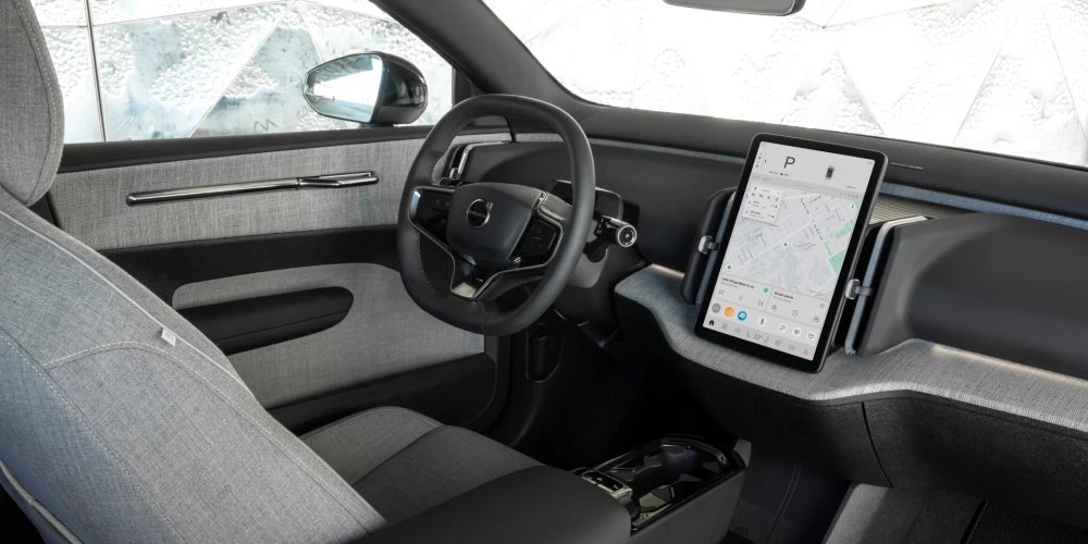 "Volvo EX30". No braukšanas viedokļa ļoti simpātisks auto, taču labo iespaidu bojā tā konstruktoru riebums pret jebkādām pogām un vēlme visu vadības sistēmu ietūcīt  centrālajā displejā. Tajā skaitā arī spidometru. 