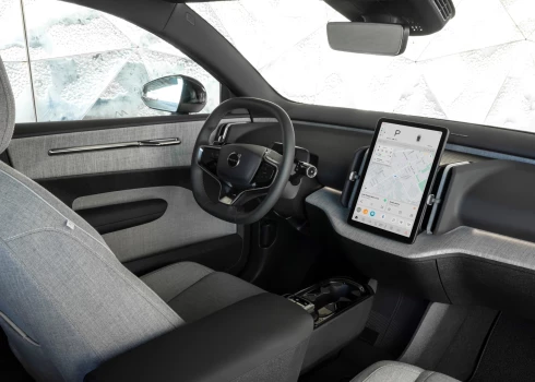 "Volvo EX30". No braukšanas viedokļa ļoti simpātisks auto, taču labo iespaidu bojā tā konstruktoru riebums pret jebkādām pogām un vēlme visu vadības sistēmu ietūcīt  centrālajā displejā. Tajā skaitā arī spidometru. 