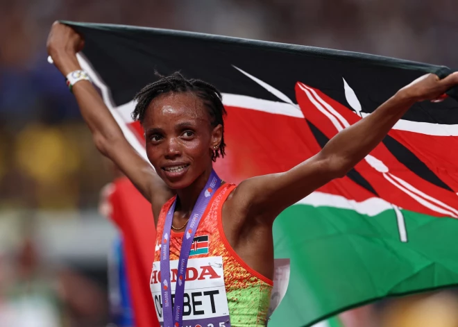 Pasaules rekordiste Beatrise Čebeta pasaules vieglatlētikas čempionātā uzvar 10 000 metru skrējienā