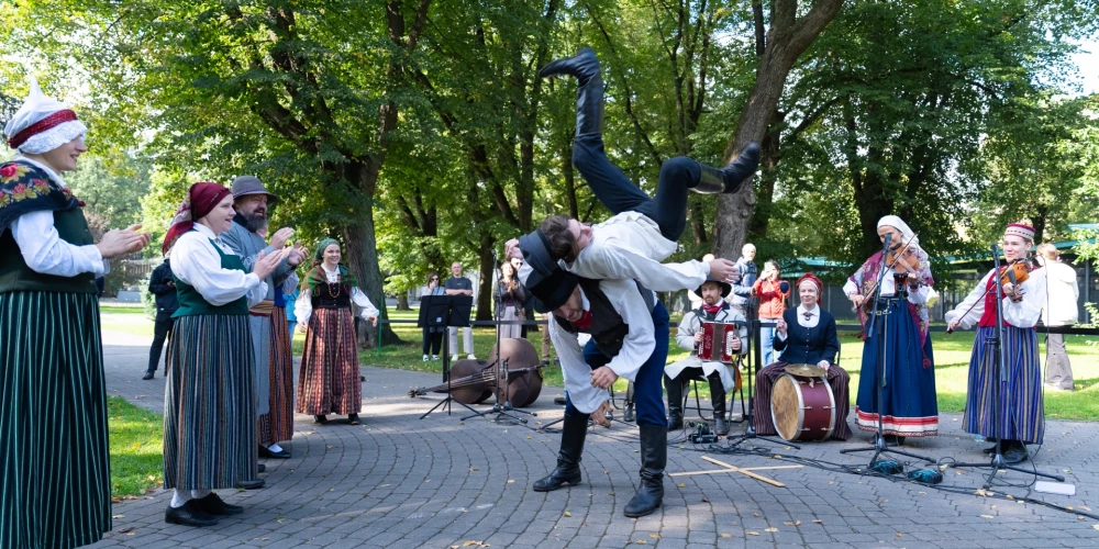 Latviešu danču meistarklase Vērmanes dārzā pie digitālās instalācijas “Atver durvis uz EXPO 2025!” (publicitātes foto)