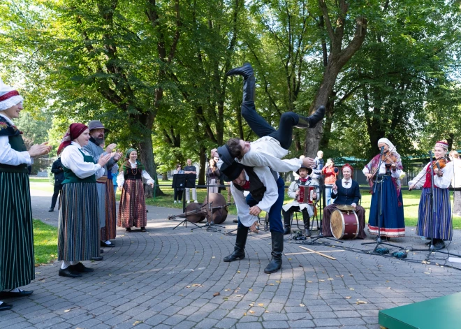 Latviešu danču meistarklase Vērmanes dārzā pie digitālās instalācijas “Atver durvis uz EXPO 2025!” (publicitātes foto)