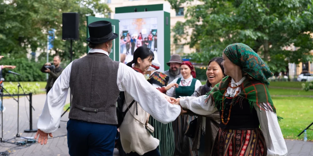 Latviešu danču meistarklase Vērmanes dārzā pie digitālās instalācijas “Atver durvis uz EXPO 2025!” (publicitātes foto)