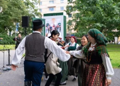 Latvieši un japāņi metas jestrā "Ādamam bij’ septiņ’ dēli" dejā Vērmanes dārzā, kur notiek tiešraide uz Osakas EXPO. FOTO