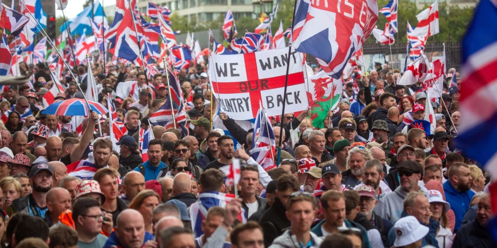 Vērienīgā imigrācijas pretinieku demonstrācija Londonā (foto: Scanpix / EPA)