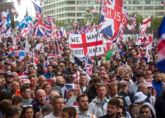 "Apturiet laivas, sūtiet viņus mājās!": Londonas centrā notiek milzīga imigrācijas pretinieku demonstrācija