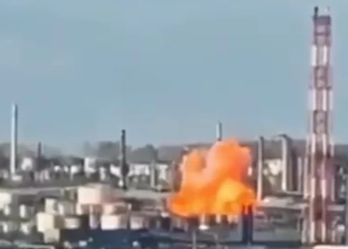 Liesmas pēc drona ietriekšanās Ufas naftas pārstrādes rūpnīcā (ekrānuzņēmums no video)