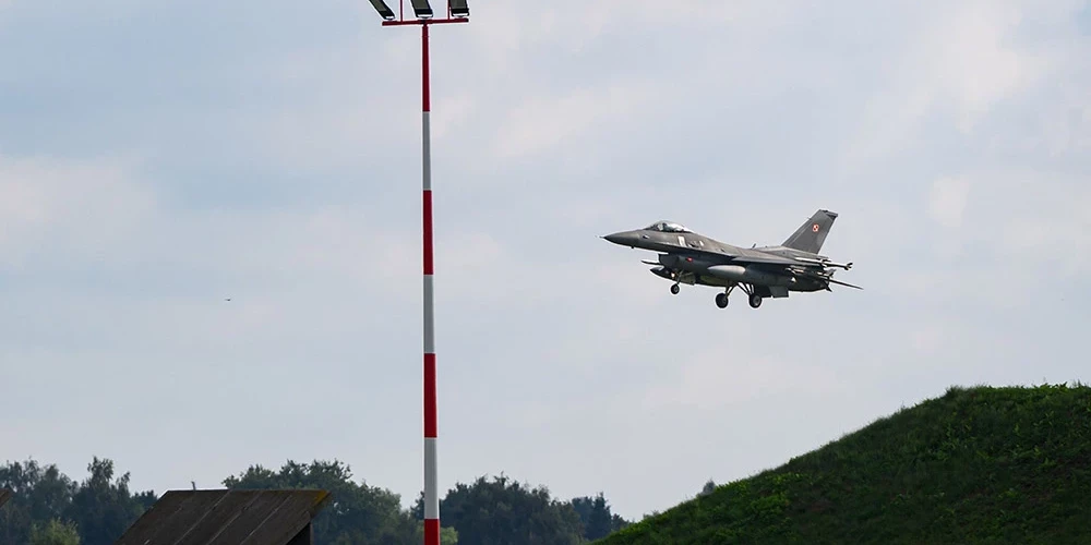 Polijas bruņotie spēki sestdien pacēla gaisā iznīcinātājus F-16.