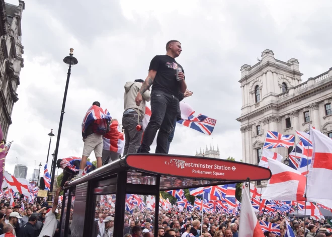 Полиция и протестующие вступили в столкновения: 110 000 человек вышли на протест против мигрантов в Лондоне
