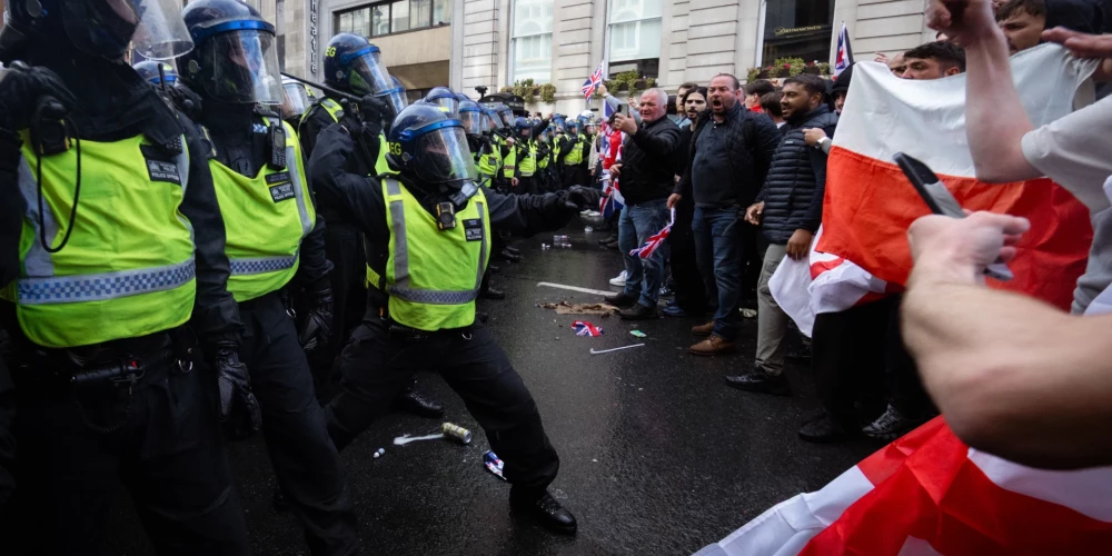 Policisti pie Vaitholas iesaistās sadursmēs ar protestētājiem.